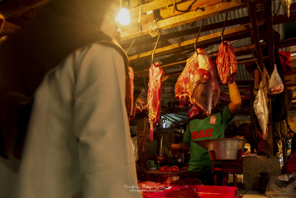 Penjual Daging Playing Ketipung / Bermain Ketipung